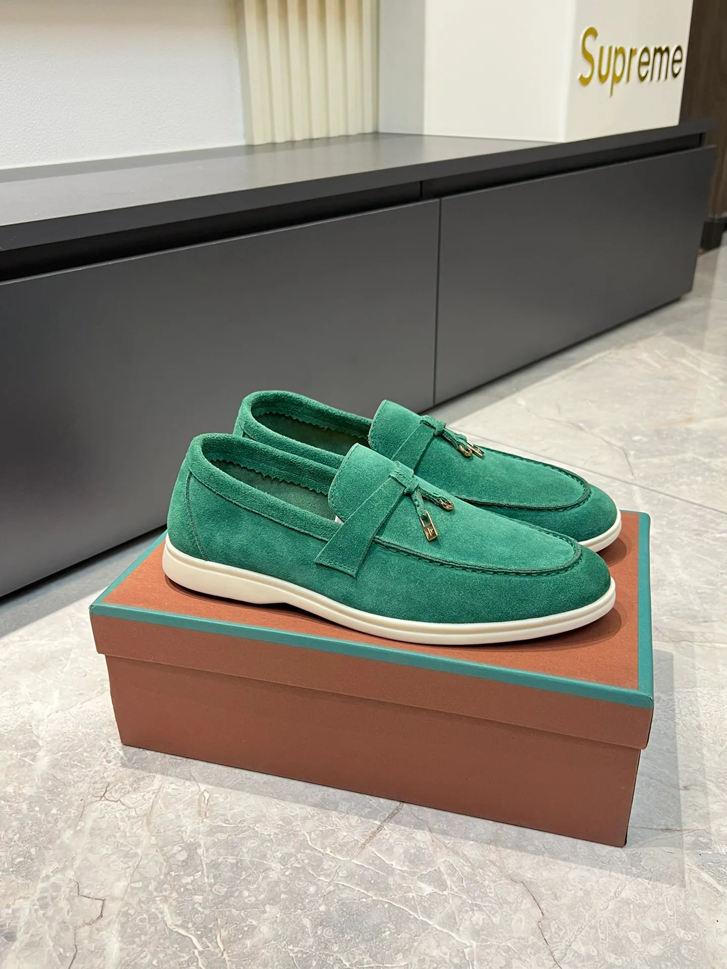Men's shoes 💰p360 "Loro men's shoes 💰pian'*" Classic L men's shoes for couples 💰p Top version British flat loafers, a must-have item in old money style, the minimalist design is eye-catching and durable, a plus point for dressing The soft foot feel and texture are outstanding. They don’t scratch your feet and are very nice. They are matched with soft and waxy soles. They can be worn daily for a long time without getting tired. They are easy to wear, versatile and classic items, with perfect foot feel and texture! Imported cashmere fabric, the lining is made of imported A-grade water-dyed cow lining, the top version of the genuine leather midsole is sewn with pure handmade mark thread! Size: Female 35-40 (34. Customized) Male 38-44 (45.46. Customized)